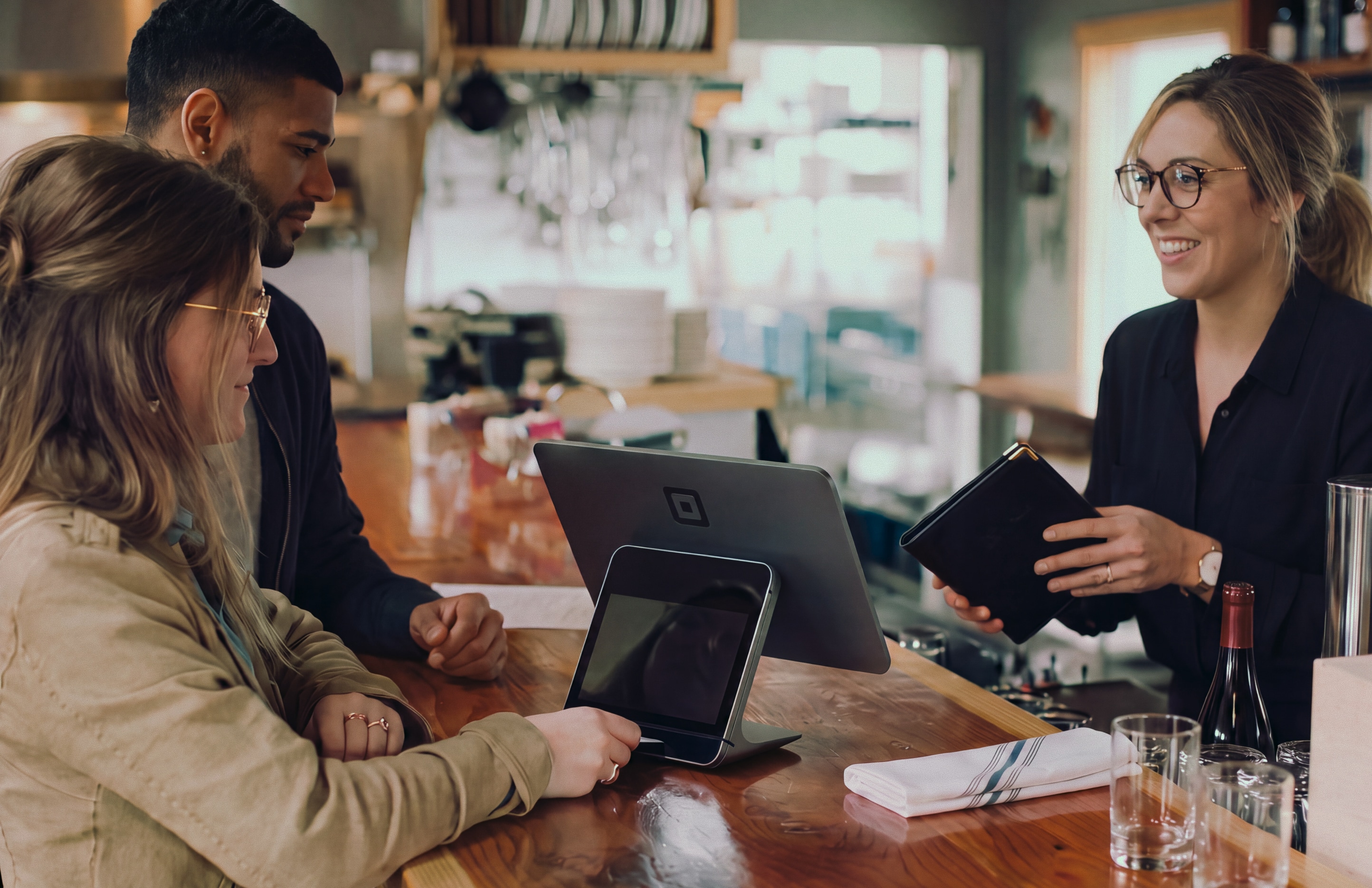 Des clients réglant leur addition dans un restaurant