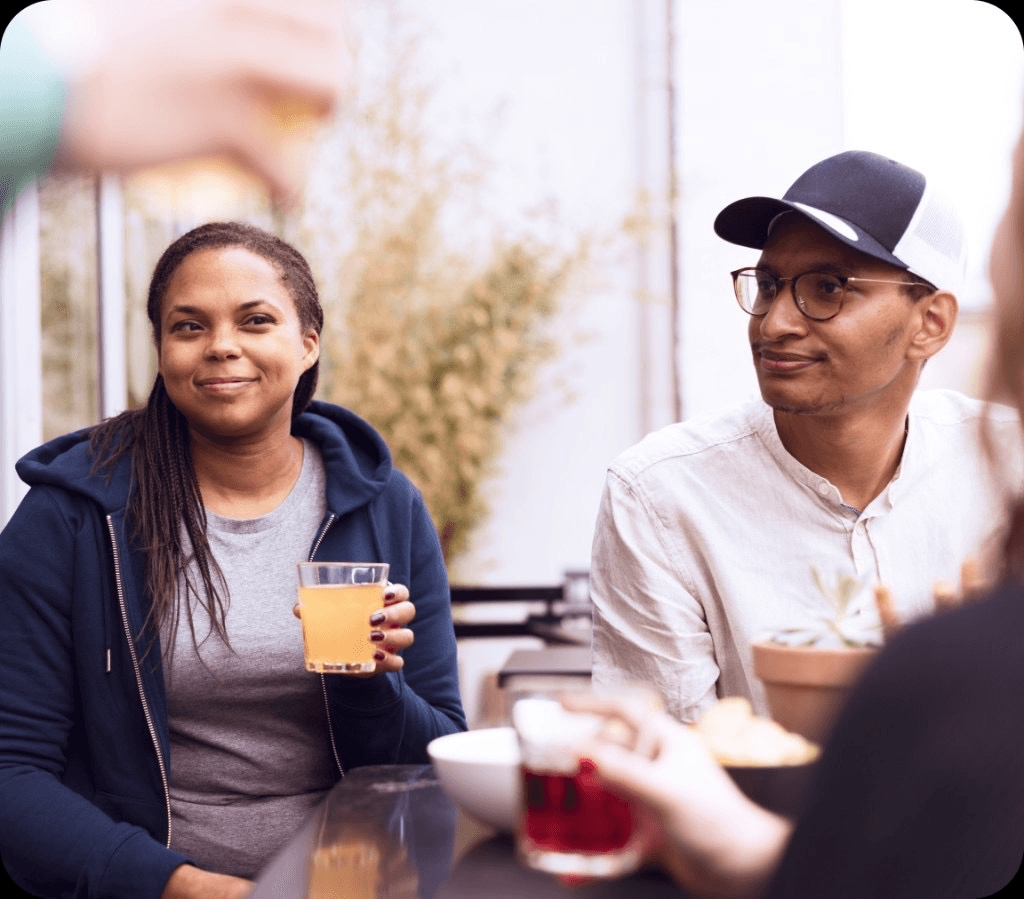 Collaborateurs Swile échangeant autour d'un verre